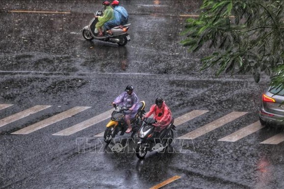 Cảnh báo mưa kèm lốc sét trên khu vực nội thành Hà Nội 