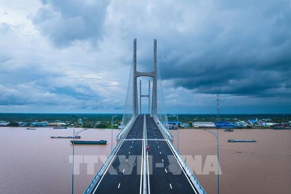 Cầu dây văng nối nhịp đôi bờ sông Tiền