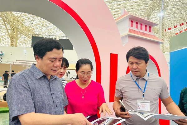 Ngành công thương gấp rút hoàn tất gian trưng bày Triển lãm thành tựu kinh tế-xã hội