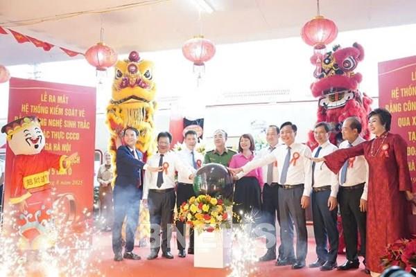 Ra mắt “Đoàn tàu 5 cửa ô” và hệ thống kiểm soát vé bằng công nghệ sinh trắc học