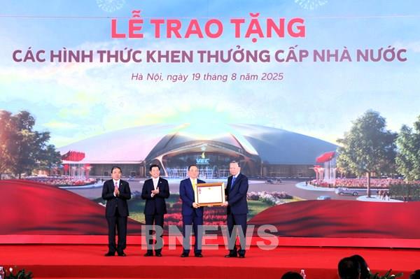 Vingroup khánh thành tổ hợp triển lãm lớn nhất Đông Nam Á và nhận Huân chương Lao động hạng Nhất