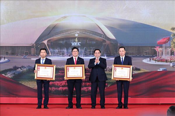 EVN và EVNNPT đón nhận Huân chương Lao động hạng Ba trong xây dựng Đường dây 500kV mạch 3 Quảng Trạch – Phố Nối