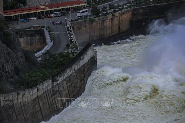 18 giờ ngày 19/8, đóng 1 cửa xả đáy hồ thủy điện Hòa Bình 