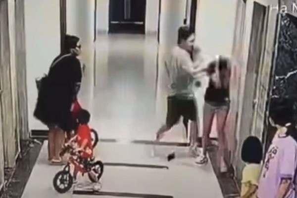 Khởi tố, bắt tạm giam đối tượng hành hung người phụ nữ ở sảnh chung cư