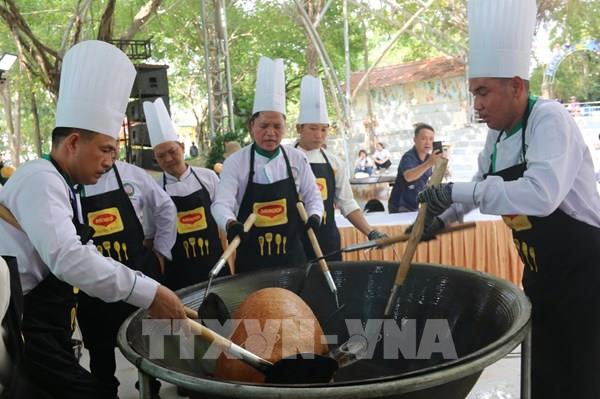 Kỷ lục của đặc sản xôi chiên phồng hạt điều Đồng Nai