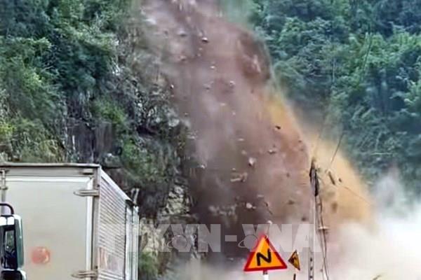 Sơn La: Sạt lở đá nghiêm trọng, giao thông ùn tắc cục bộ