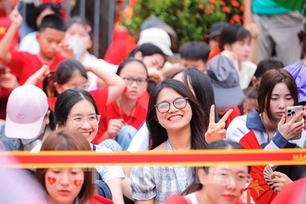 Người dân háo hức chờ đón xem hợp luyện diễu binh, diễu hành