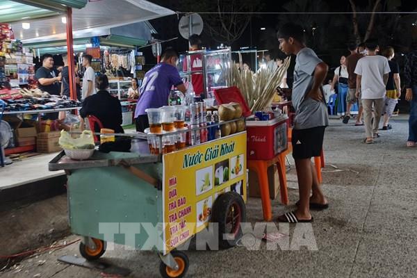 Hàng rong “bao vây” chợ đêm du lịch