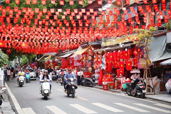 Thị trường đồ lưu niệm sôi động, hút khách trước đại lễ Quốc khánh 2/9