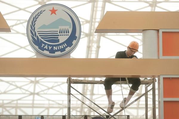 Dừng toàn bộ thi công tại Triển lãm thành tựu kinh tế - xã hội khi bão số 5 đổ bộ