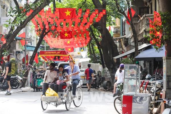 Hà Nội rực rỡ màu cờ trong mùa Tết Độc lập