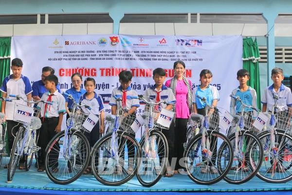 Tuổi trẻ Trung tâm Thông tin TTXVN khu vực phía Nam đồng hành cùng người dân biên giới