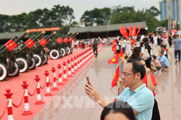 Hình ảnh người dân hào hứng chụp ảnh cùng dàn pháo lễ