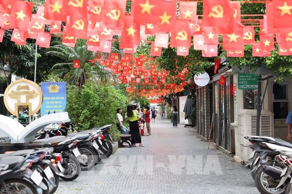 Phố phường Hà Nội “bừng sáng” sắc cờ Tổ quốc đón mừng Quốc khánh 2/9