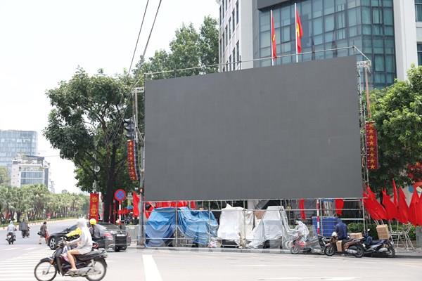 Khẩn trương lắp đặt 285 màn hình LED phục vụ nhân dân theo dõi sự kiện A80