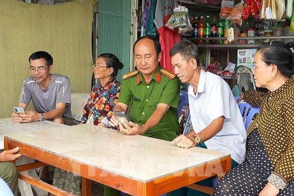 Công an cơ sở -  “Cầu nối số” đưa dịch vụ công đến từng nhà