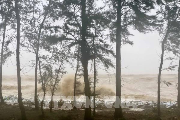 Những hình ảnh mới nhất về bão số 5 gây sóng to, gió mạnh tại tỉnh Hà Tĩnh