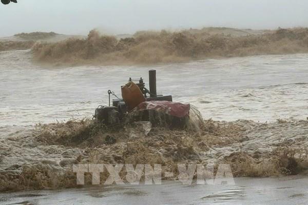 Cận cảnh biển Sầm Sơn sóng lớn, thủy triều dâng tràn qua đê