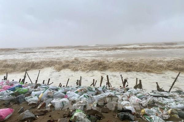 Bão số 5 đã vào đất liền khu vực Nghệ An - Hà Tĩnh, 6 tỉnh Bắc Bộ và Trung Bộ mưa lớn