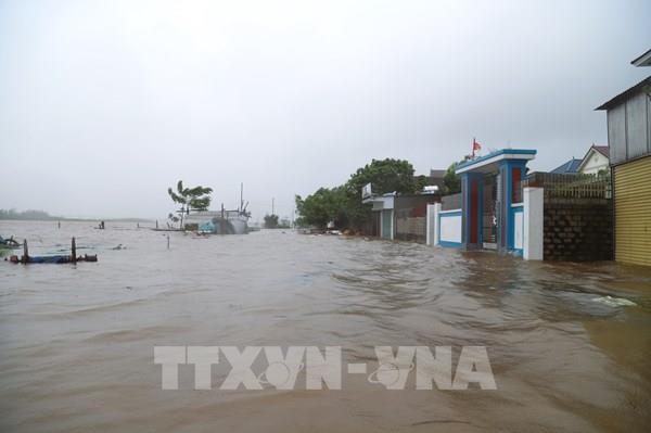 Mưa lớn kết hợp triều cường, nhiều nơi ở Nghệ An ngập nặng