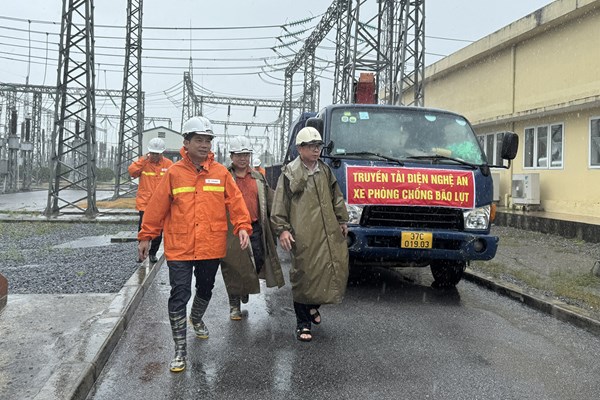 Hai đoàn công tác Truyền tải điện Quốc gia trực tiếp chỉ huy tại vùng tâm bão số 5