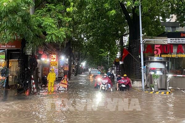 Hà Nội mưa trắng trời, ngập úng khắp nơi
