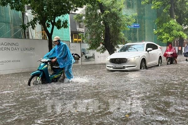 Hà Nội mưa trắng trời, nhiều phố biến thành "sông"