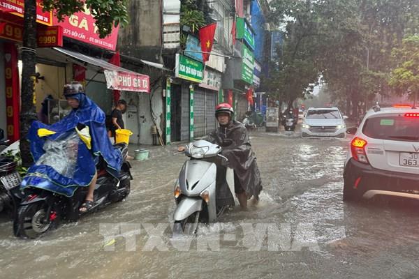 Hà Nội nhiều tuyến phố bị ngập úng cục bộ, đề phòng sạt lở đất