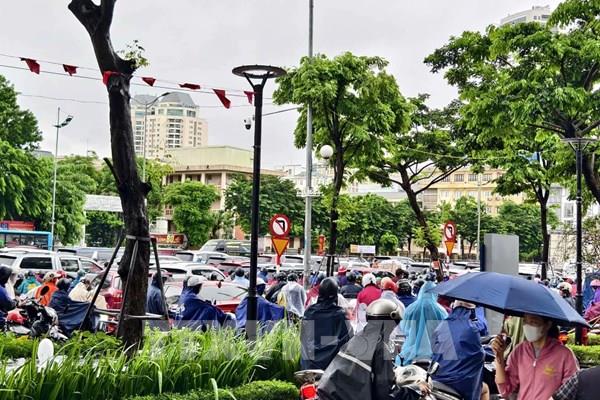 Nhiều tuyến đường tại Hà Nội ùn tắc do mưa lớn gây ngập cục bộ