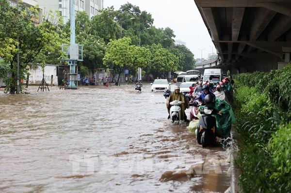 Mưa lớn gây ngập lụt, Công an Hà Nội túc trực tại các "điểm nóng" hỗ trợ người dân