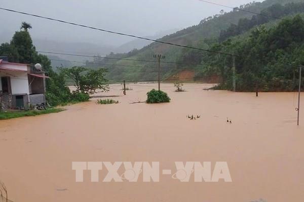 Người dân Lào Cai chạy lũ do nước sông Hồng dâng cao