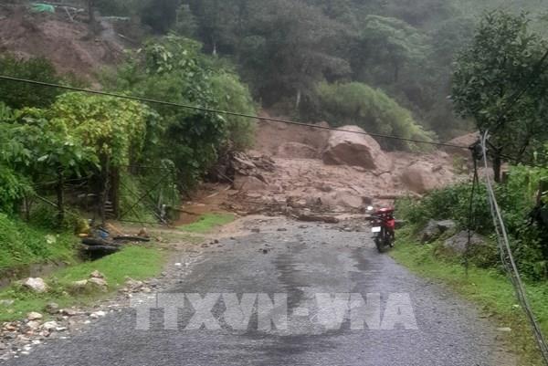 Hơn 20 điểm sạt lở tại Quốc lộ 32 gây tắc đường lên Mù Cang Chải