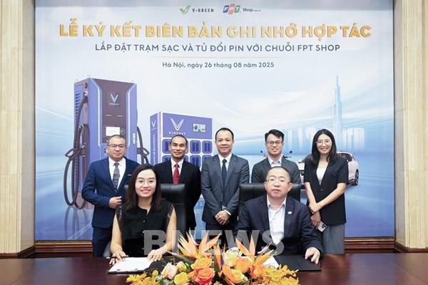 V-Green hợp tác với FPT Retail triển khai trạm sạc ô tô và đổi pin xe máy