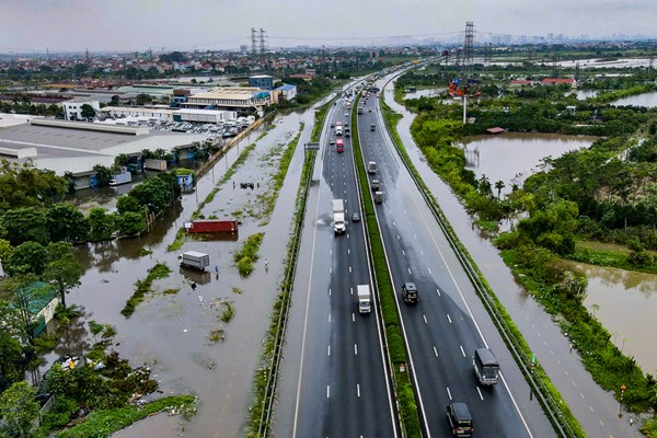 Km191 tuyến cao tốc Pháp Vân - Cầu Bồ - Mai Sơn – Quốc lộ 45 bị ngập, nguy cơ mất an toàn giao thông