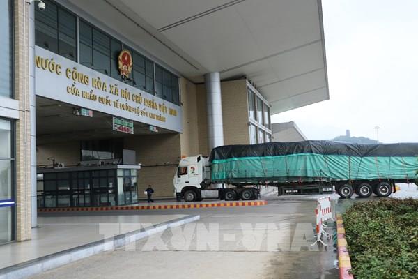 Xuất nhập khẩu qua Lào Cai đạt gần 1 tỷ USD, thanh long dẫn đầu kim ngạch