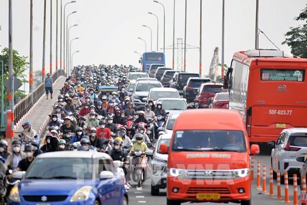 TP. Hồ Chí Minh ùn tắc giao thông khi cấm xe ô tô qua cầu Bình Triệu 1