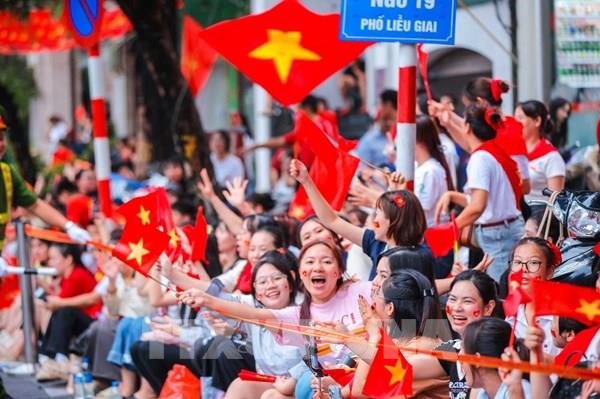 Ấm lòng những bước chân diễu binh trong vòng tay nhân dân