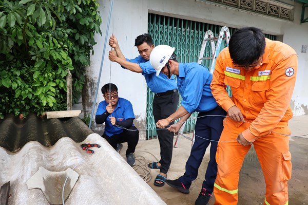 Tuổi trẻ EVNNPT bảo vệ hành lang an toàn lưới điện cao áp