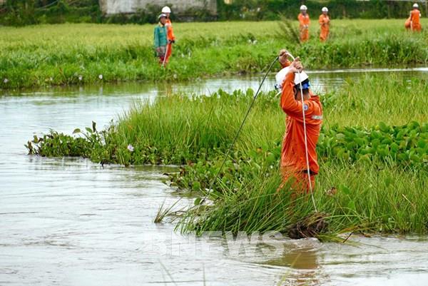 “Căng mình” khắc phục sự cố điện sau bão số 5 tại Hà Tĩnh