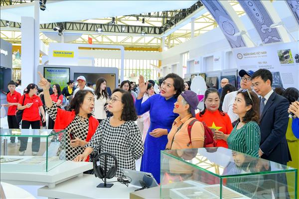 Ấn tượng gian trưng bày ngành ngân hàng tại Triển lãm thành tựu đất nước