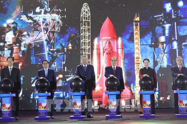 Khai mạc Triển lãm “80 năm hành trình Độc lập - Tự do - Hạnh phúc”: Tự hào Việt Nam ta đi lên