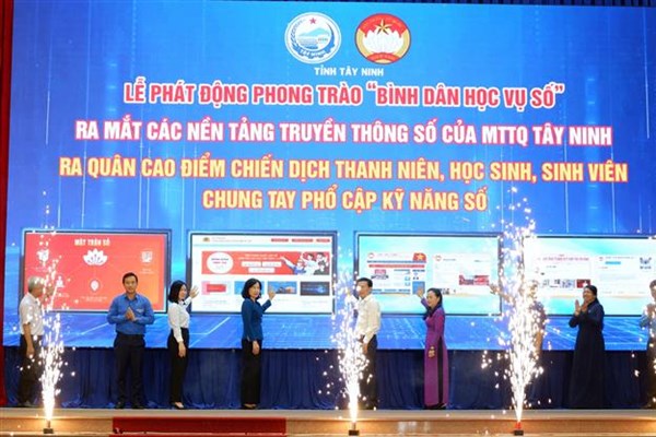 Bình dân học vụ số: Đưa công nghệ đến với mọi người dân