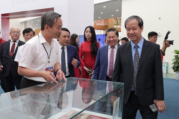 Nhà xuất bản giáo dục Việt Nam tham gia triển lãm thành tựu đất nước