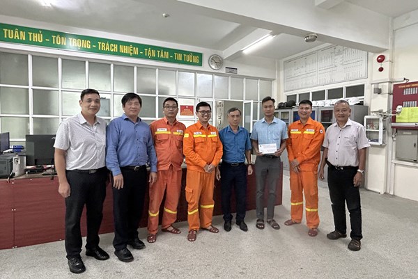 Công đoàn EVNNPT động viên người lao động trực cấp điện cho dịp Quốc khánh 2/9