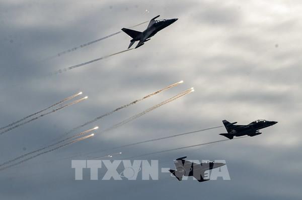 Mãn nhãn màn trình diễn phun bẫy nhiệt trên bầu trời Hà Nội