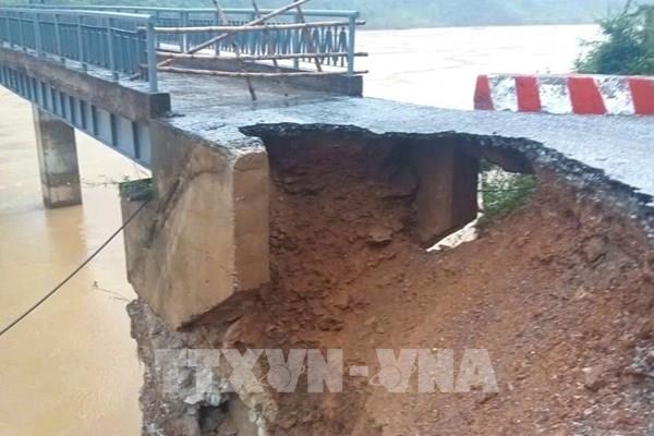 Mưa lớn gây sạt lở, ách tắc trên nhiều tuyến đường miền núi phía Tây, Nghệ An