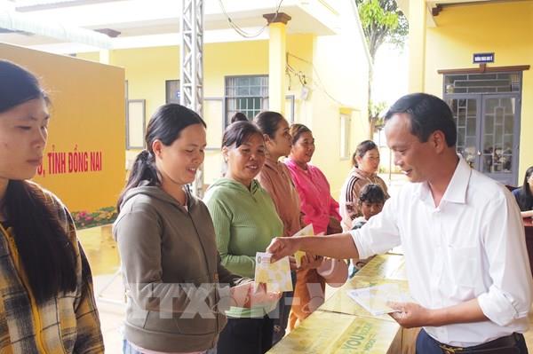 Khẩn trương chuyển tiền quà Tết Độc lập tới người dân