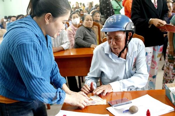 Người dân phấn khởi đi nhận quà Tết Độc lập