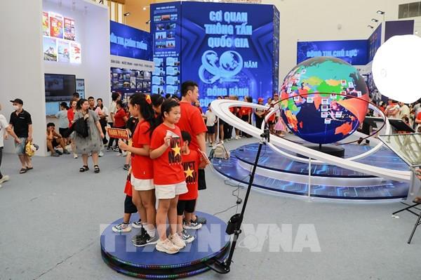 Công nghệ Camera 360 thu hút đông đảo người dân tới khu trưng bày của TTXVN