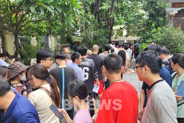 Người dân háo hức nhận quà Tết Độc lập